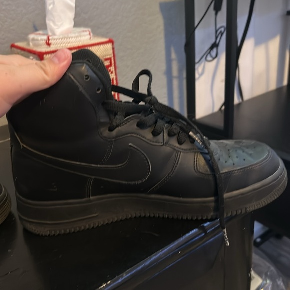 Air Force One no box one shoe has laces, but the other does not - Picture 4 of 6